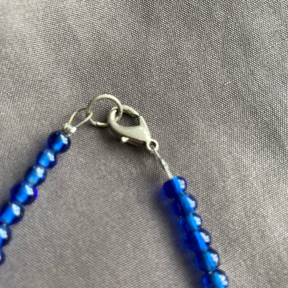 Necklace with blue glass beads and 7 silver toned metal flowers - Picture 6 of 8